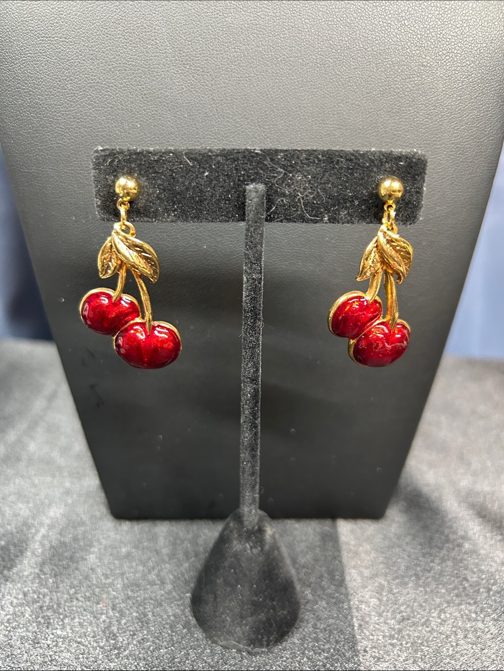 Vintage Avon "Cheery Cherry" dangle earrings